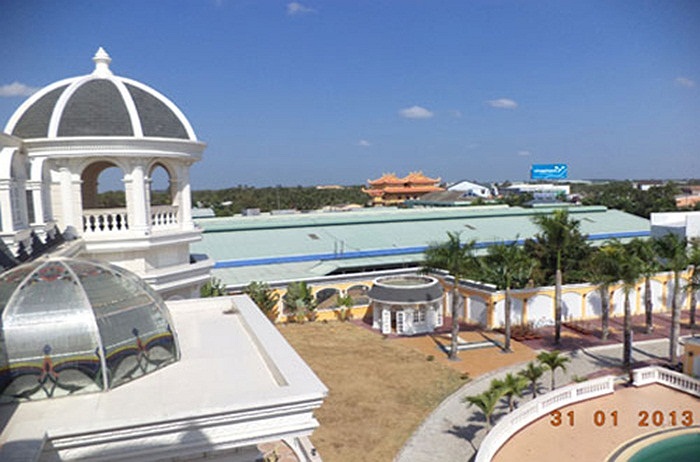 Trước tòa biệt thự là hồ bơi, trên sân thượng có trồng 9 cây cau vua (theo đúng quan niệm về phong thủy).