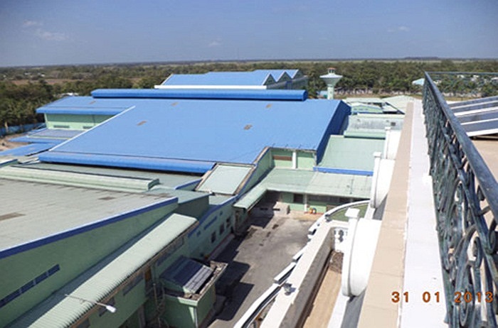 Trên tầng thượng còn có hệ thống máy nước nóng sử dụng năng lượng mặt trời và dàn 'chảo' truyền hình. Điều đáng nói, phía sau lưng khu biệt thự hoành tráng này là nhà máy chế biến thủy sản Phương Nam do ông Khuân làm chủ, một thời hào hùng nay cũng k