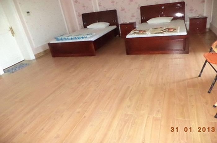 Khu biệt thự có phòng ăn rộng rãi, có tủ gỗ âm tường, khu nhà bếp với đủ tiện nghi, có tủ chứa các loại rượu. Phòng tắm bằng kính trong suốt, có hệ thống nước tắm từ trên cao xả xuống, có bồn tắm bằng chất liệu xịn. 