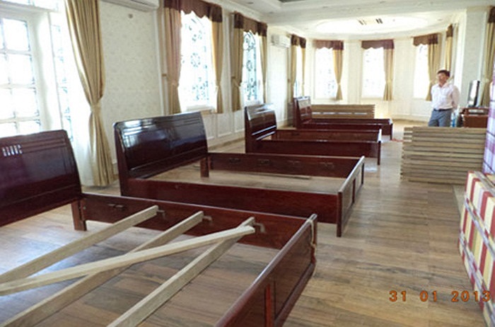 Nội thất khu nhà hoàn toàn là hàng tốt. Sàn nhà hoặc dán gỗ hoặc lót đá loại tốt. Cầu thang bằng thép có kiểu cọ của người Pháp. 