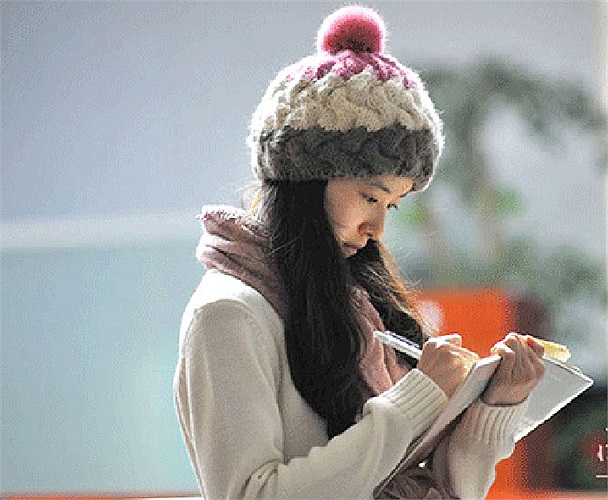 Sau khi tốt nghiệp cấp 3, cô nhận được học bổng tuyển thẳng vào ngành nhân văn của đại học Thanh Hoa, Trung Quốc - một trong những trường đại học danh giá nhất Trung Quốc. 