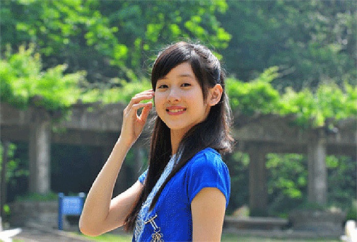 Không biết phải làm thế nào để Chương Chiết Thiên biết đến mình, “Cậu bé hộp bút” đã viết một bức thư tình bày tỏ lòng ngưỡng mộ và nhắc đi nhắc lại “tôi yêu bạn”, rồi tung khắp trên mạng với hi vọng một ngày cô bạn sẽ đọc được nó.