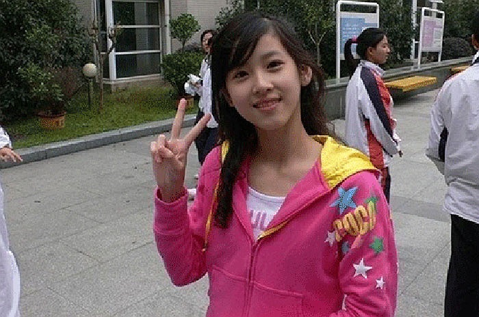 Mới đây, trong một cuộc bình chọn nữ sinh xinh đẹp của các trường đại học tại Trung Quốc, một lần nữa ngôi vị số 1 lại gọi tên 'cô bé trà sữa' - Chương Chiết Thiên. 