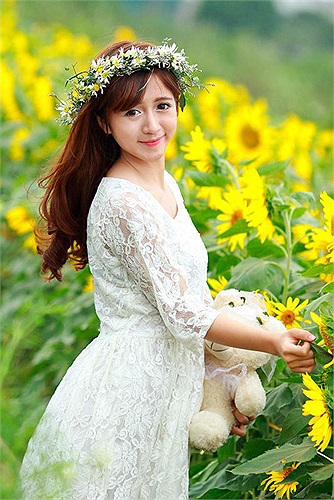 Hà Mốc sở hữu một gương mặt xinh xắn cùng đôi mắt to tròn luôn thu hút mọi người xung quanh