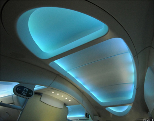 Trong ảnh, hệ thống đèn phía trên các hàng ghế đang để ở chế độ xanh dịu mát. 