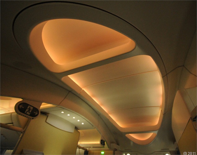 Còn trong tấm ảnh này, ánh sáng đèn đã chuyển sang màu cam nhạt. Boeing cho biết, thay đổi màu sắc và độ sáng của dàn đèn sẽ giúp hành khách thư giãn hơn. 