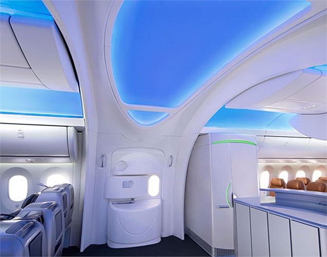 Lối đi giữa hai hàng ghế rộng hơn với điểm nhấn là những mái vòm duyên dáng, hướng tầm nhìn lên cao. 