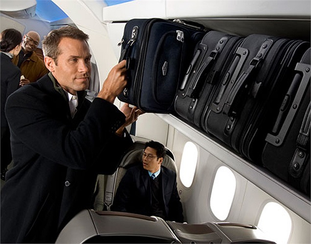 Hành khách ngồi ở bất cứ hạng ghế nào của Boeing 787 cũng có chỗ để hành lý rộng rãi, ngay gần chỗ ngồi của mình. 