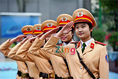 Các nữ sinh Học viện cảnh sát trong đồng phục nữ cảnh sát giao thông.