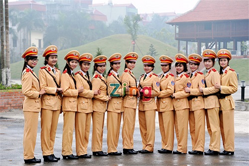 Các cô gái duyên dáng bên khuôn viên trường. Tại HV CSND, bên cạnh những tòa nhà hiện đại, sân thể dục rộng rãi, sinh viên còn có những đồi cỏ nhân tạo rất đẹp.