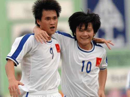 Nghi án Công Vinh 'đá bể nồi cơm' đàn anh