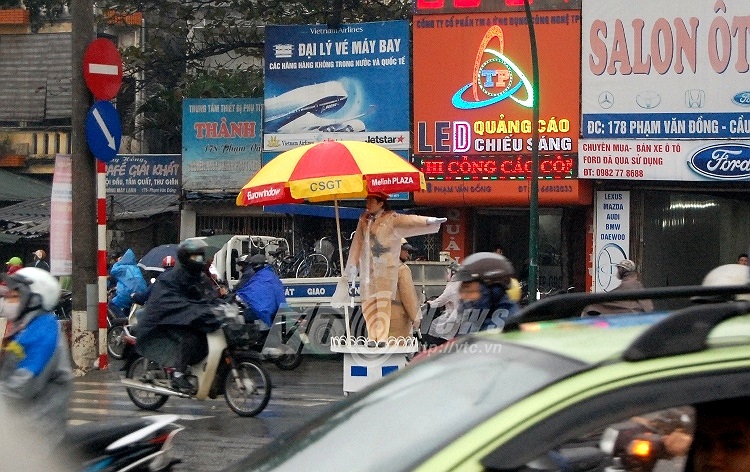 Từ sáng sớm, nữ CSGT đã có mặt tại các khu vực phân công để thực hiện nhiệm vụ.