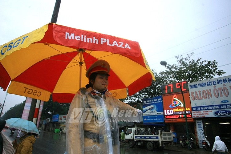 Trên bục chỉ huy, nữ CSGT nghiêm nghị...