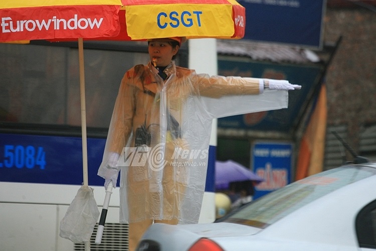 Điều khiển giao thông một cách thành thục...