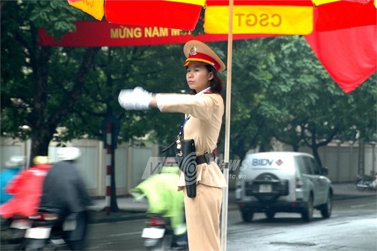 Nghiêm túc, bản lĩnh, xinh đẹp và thân thiện là điều người dân cảm nhận được từ các nữ CSGT.