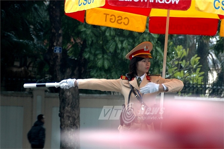 Hình ảnh CSGT nổi bật giữa dòng người đông đúc.