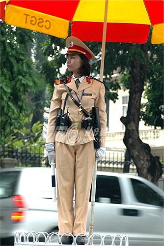 CSGT nữ khi làm nhiệm vụ đều được trang bị gậy, súng và các công cụ hỗ trợ khác.