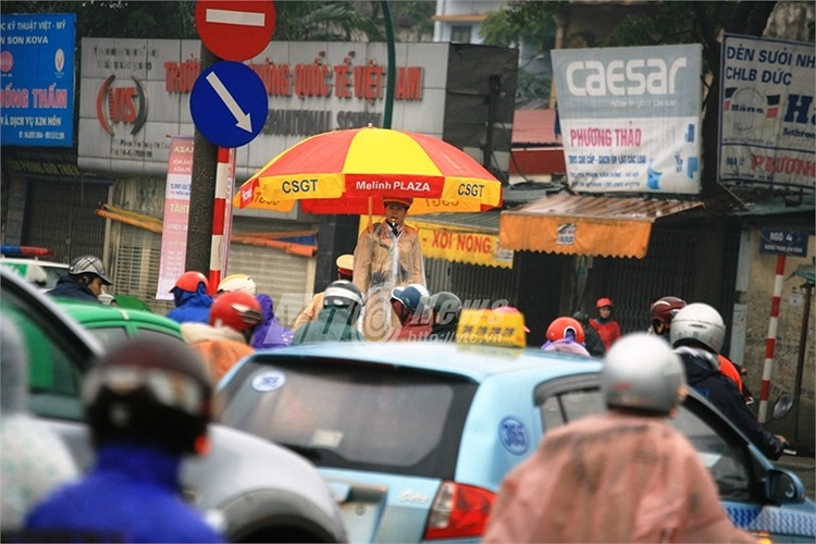 Dù thời tiết mưa lạnh nhưng điều này không làm ảnh hưởng đến công việc của họ.