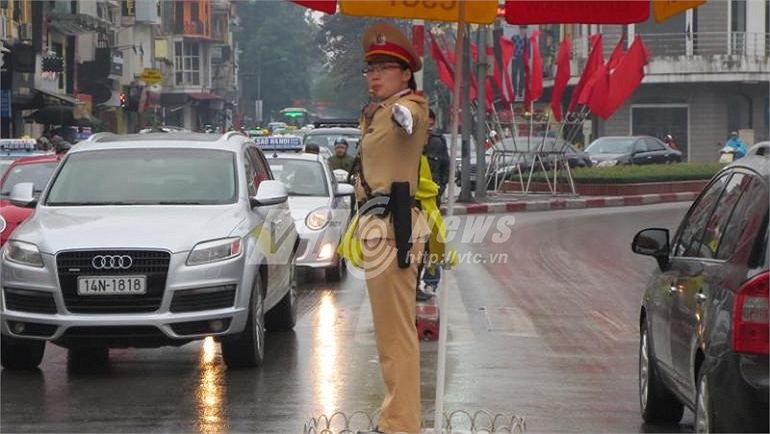 Giao thông Thủ đô có chuyển biến khi xuất hiện nữ CSGT chỉ huy.