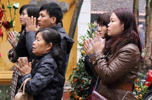 Người Hà Nội thư thái đi lễ đầu năm