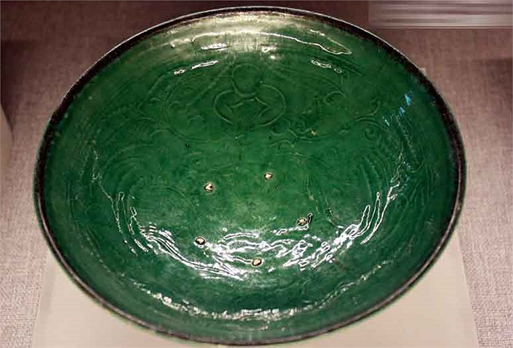 Bát làm bằng gốm men lục, thời Lý thế kỷ 11 - 13