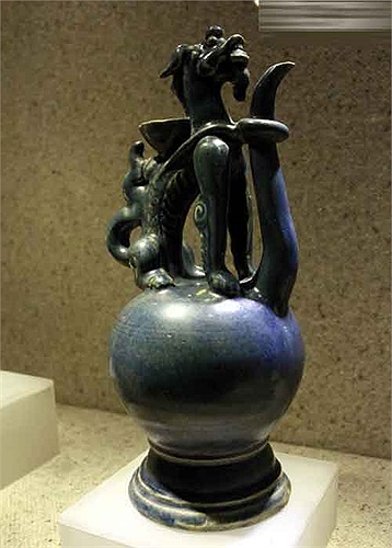 Ấm làm bằng gốm men lam xám thời nhà Mạc thế kỷ XVI