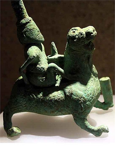 Chân đèn hình người cưỡi thú, thế kỷ 1- 3