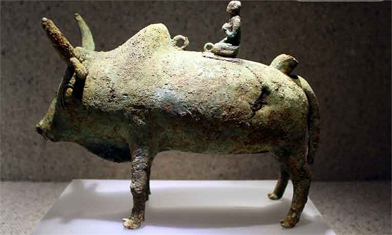 Chân đèn hình bò, văn hóa Đông Sơn, cách đây 2.500 - 2.000 năm