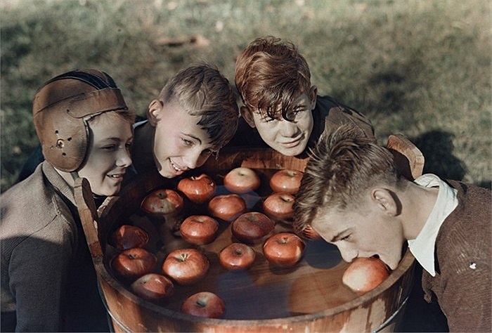 4 cậu bé bên thùng ngâm táo ở West Virginia, Mỹ