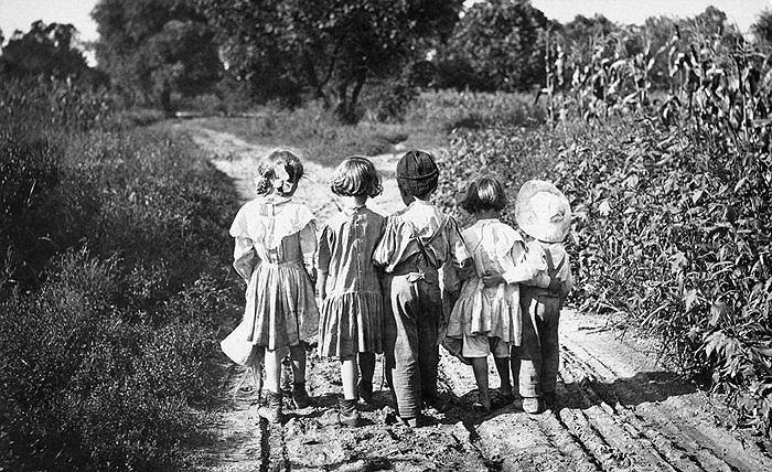 Những đứa trẻ bên nhau trên con đường đầy bụi đất ở Pennsylvania, Mỹ năm 1919