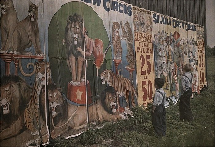 Hai cậu nhóc đang chăm chú xem các băng rôn của gánh xiếc tại Ohio, năm 1932