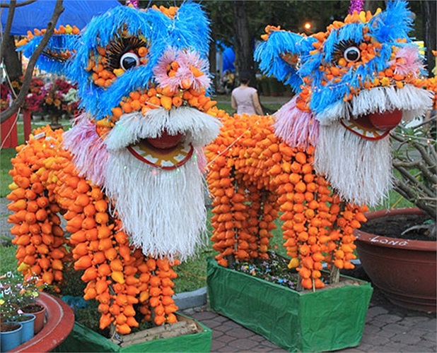 Hai chậu cây cà vú dê được tạo hình rồng này có giá 10 triệu đồng.