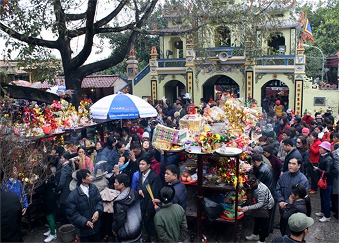 hàng năm cứ từ mồng 10 tháng Giêng âm lịch trở ra, khách thập phương lại lũ lượt đổ về đền Bà Chúa Kho ở Bắc Ninh để cầu tài cầu lộc, quan trọng nhất là vay tiền Bà Chúa Kho, mong cho một năm mới công việc xuôi thuận, phát tài.