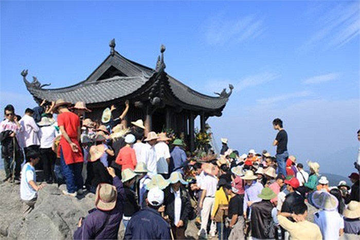 Nằm trong cánh cung núi trùng điệp của khu Đông Bắc, đỉnh núi Yên Tử có chùa Đồng ở độ cao 1.068 m so với mặt nước biển. Từ xưa, núi rừng Yên Tử đã nổi tiếng là nơi ngoạn mục và được liệt vào Danh sơn đất Việt.