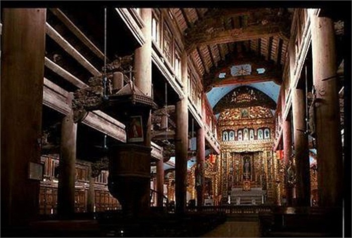 Nhà thờ là sự kết hợp giữa kiểu kiến trúc đình chùa Phương Đông và lối kiến trúc Gô-tíc Phương Tây tạo nên một quần thể kiến trúc bao gồm: ao hồ, Phương Đình và nhà thờ lớn. Trong số đó, tôi đặc biệt ấn tượng lối kiến trúc của nhà nguyện Đức Mẹ.