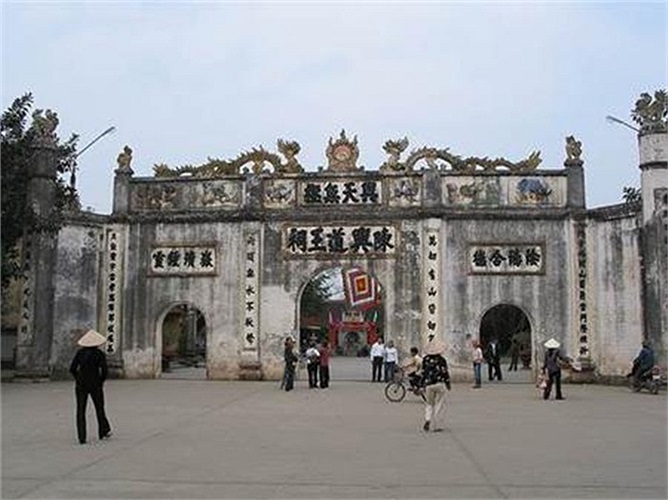 Là hai tích lịch sử nổi tiếng của huyện Chí Linh, tỉnh Hải Dương. Chùa Côn Sơn tọa lạc trên xã Cộng Hòa, nằm giữa hai dãy núi Phượng Hoàng- Kỳ Lân cách Hà Nội khoảng 70km. Chùa là một trong ba trung tâm của thiền phái Trúc Lâm thời Trần được trùng tu