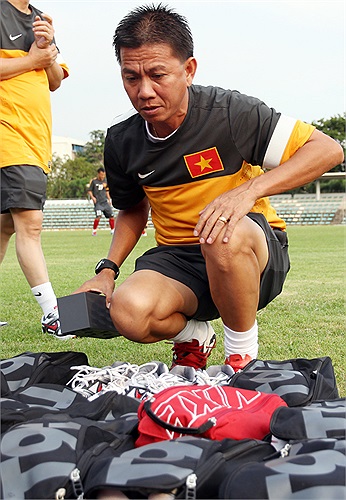 Tối 03/01/2013, HLV Hoàng Anh Tuấn đã bay ra Hà Nội và có buổi làm việc với Liên Đoàn bóng đá Việt Nam. Hai bên đã trao đổi lại những điều khoản của bản hợp đồng có thời hạn 3 năm.