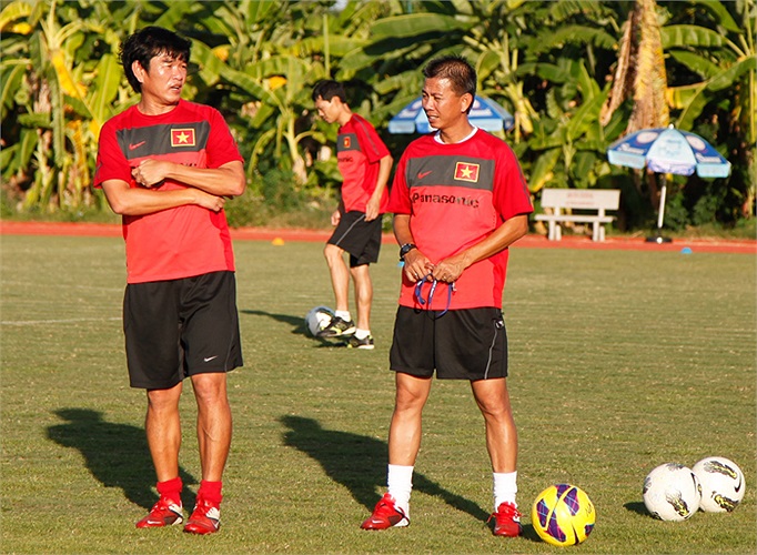 Hôm nay, ngày 04/01/2013, nếu không có gì thay đổi, HLV Hoàng Anh Tuấn sẽ chính thức đặt bút ký vào bản hợp đồng HLV trưởng đội tuyển Việt Nam với thời hạn 3 năm. Đông Quang (Tổng hợp) 