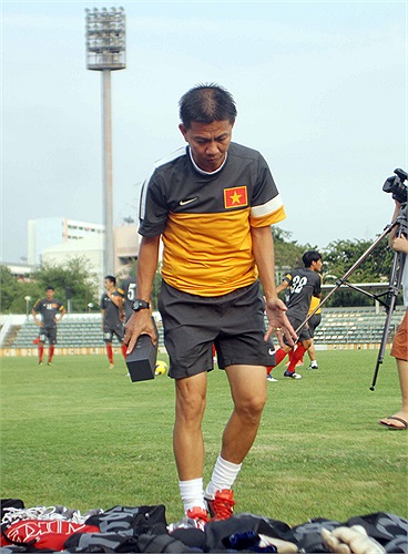 Ông Tuấn và BHL không phải chịu mục tiêu cụ thể là phải vô địch, mà cố gắng đưa hai đội tuyển quốc gia và U23 quốc gia có thành tích tốt nhất, thể hiện được sự thay đổi về đẳng cấp, lối chơi rõ ràng, tinh thần tích cực. 