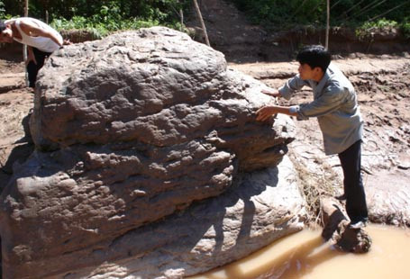 Những hòn đá bí ẩn bên thủy điện Sơn La