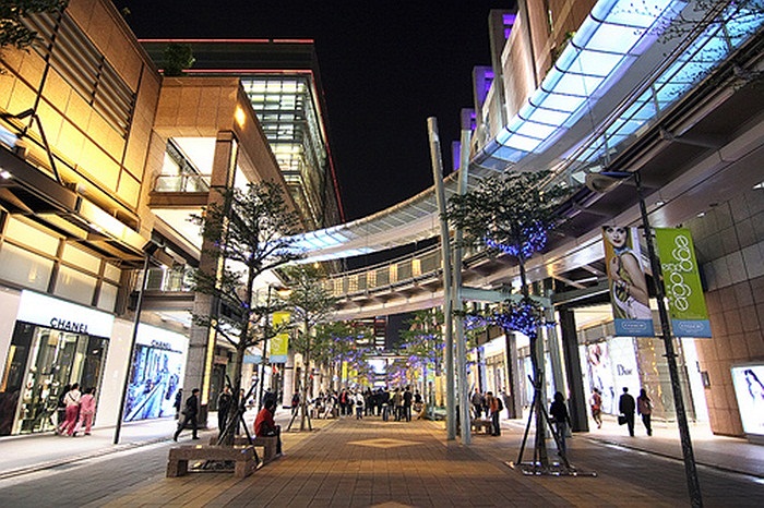 nhiều trung tâm thương mại lớn như Shin Kong Mitsukoshi Department Store, SOGO, and Mega'21 Far Eastern Shopping Complex cùng nhiều chương trình Mega Sales có thể lên tới 60%. 