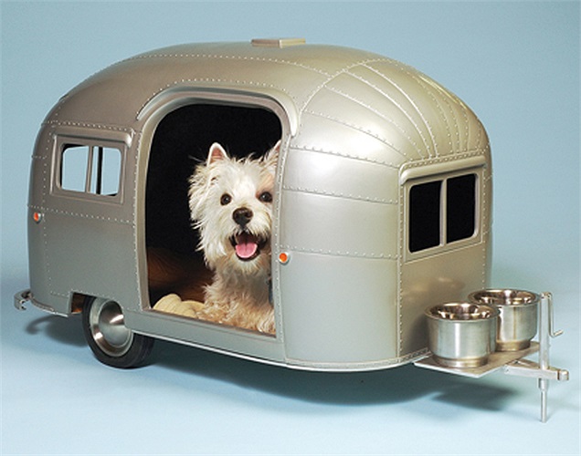 Nhà cún theo phong cách nhà xe lưu động: Được làm từ chất liệu sợi thủy tinh, thép không gỉ, dù không tiết lộ giá, ngôi nhà hiện đại do Straight Line Designs thiết kế chắc chắn rất đắt tiền. 
