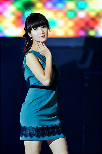 Cô gái Diệp Minh Phương cũng vô cùng duyên dáng với bộ váy xanh dịu mát