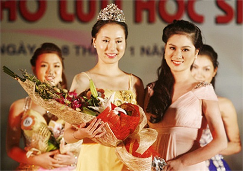 Theo đó, giải Hoa khôi đã thuộc về cô gái đến từ ĐH Hà Nội, Nguyễn Lê Hương Giang.