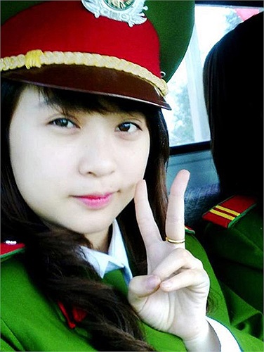 Luna Thùy Linh là teen girl Quảng Bình nổi bật, từng học trường THPT Số 1 Quảng Trạch. Cô bạn sinh năm 1990 này nổi đình đám trong cộng đồng mạng khoảng 2 năm trước đây.