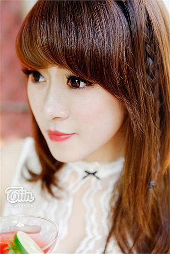 Mai Sương (SN 1992) cũng là một nữ sinh Quảng Bình khá nổi tiếng thời gian gần đây. Mai Sương từng học trường THPT Số 1 Quảng Trạch. Hiện tại Sương đang là SV nổi bật của Học viện Ngân hàng.