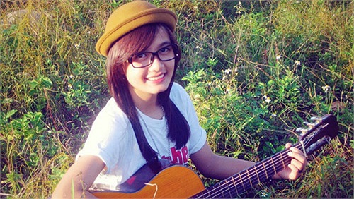 Võ Ê Vo sinh năm 1995, quê gốc Quảng Bình, hiện đang học tại THPT Hai Bà Trưng - Huế. Cô bạn có vẻ đẹp khá giản dị và trong sáng.