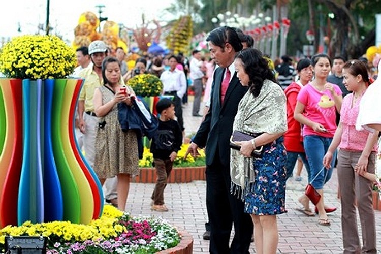 Trong quá trình tham quan, ông Nguyễn Bá Thanh đã góp ý về một số chủng loại hoa và cách bài trí các tiểu cảnh, hoa. Ảnh: Dân trí