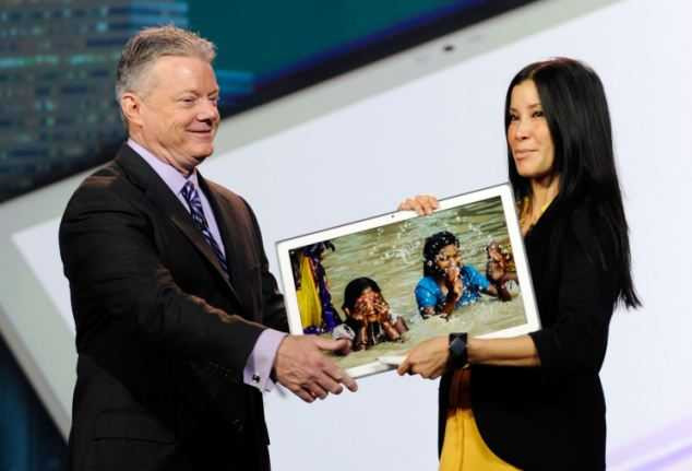 Panasonic ra mắt 'sát thủ' iPad khổng lồ 20 inch