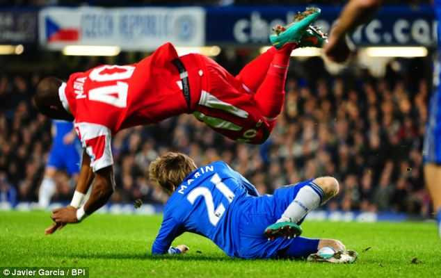 Pha vào bóng kinh hoàng của sao trẻ Chelsea